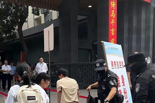 湖人官方：球队已经从南湾湖人召回17号秀席菲诺